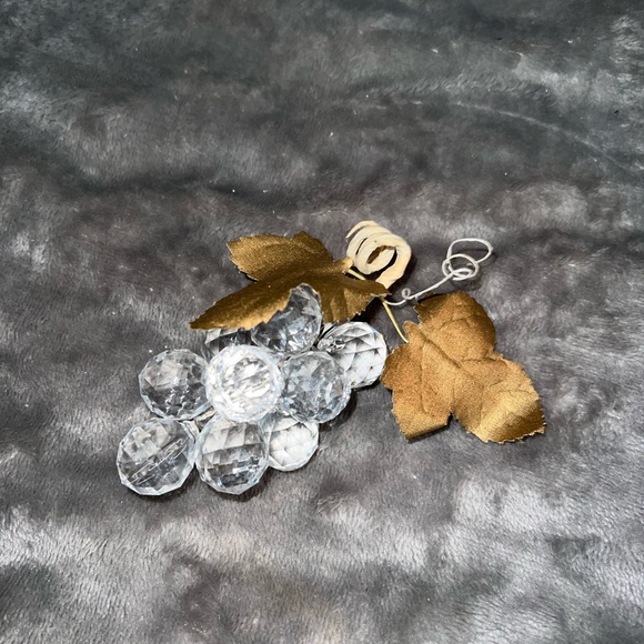 Vintage Acrylic Lucite Grapes Cluster Bright Clear Faceted Gold Shiny Leaves - Picture 7 of 8